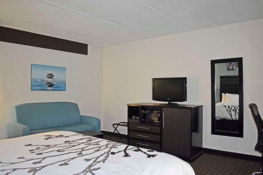 sleep inn Knoxville guest room 6