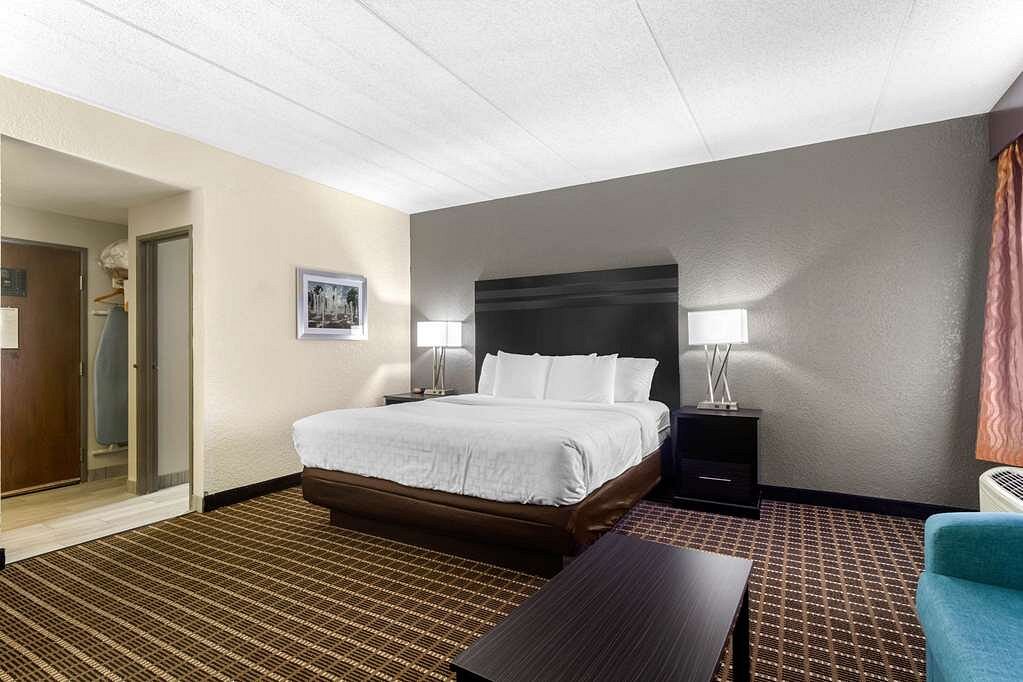 sleep inn Knoxville suite king-suite