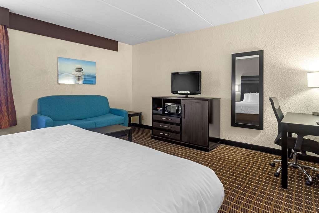 sleep inn Knoxville suite king-suite (2)